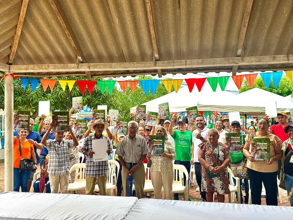 un-grupo-de-personas-paradas-frente-a-una-tienda-de-campana