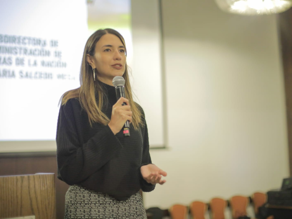una-mujer-dando-una-presentacion-frente-a-una-pantalla